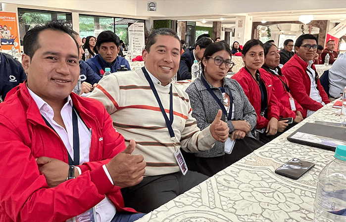 Asistentes en stand Strike
